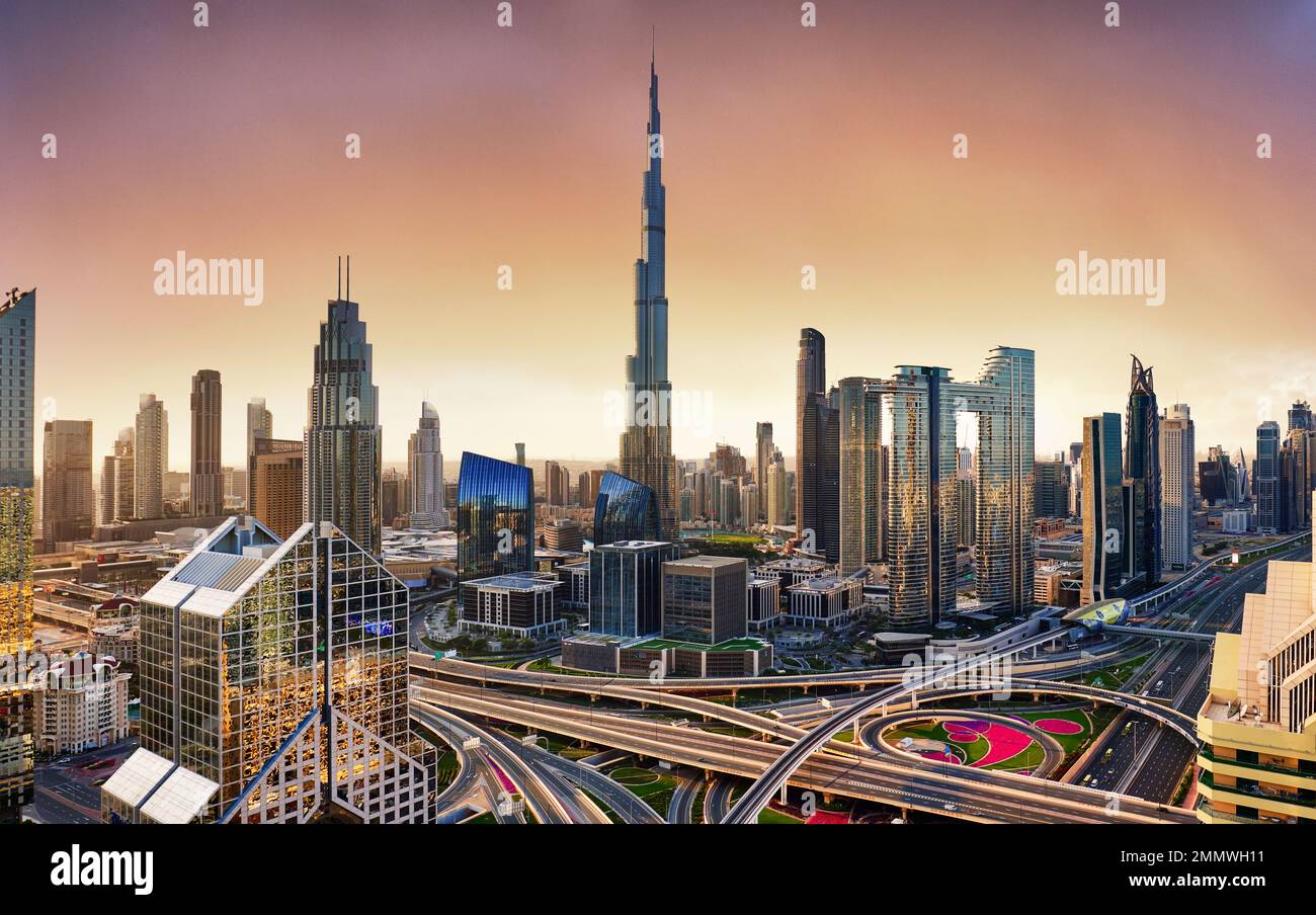 Horizon de Dubaï au coucher du soleil avec Burj Khalifa - vue aérienne, Émirats arabes Unis Banque D'Images