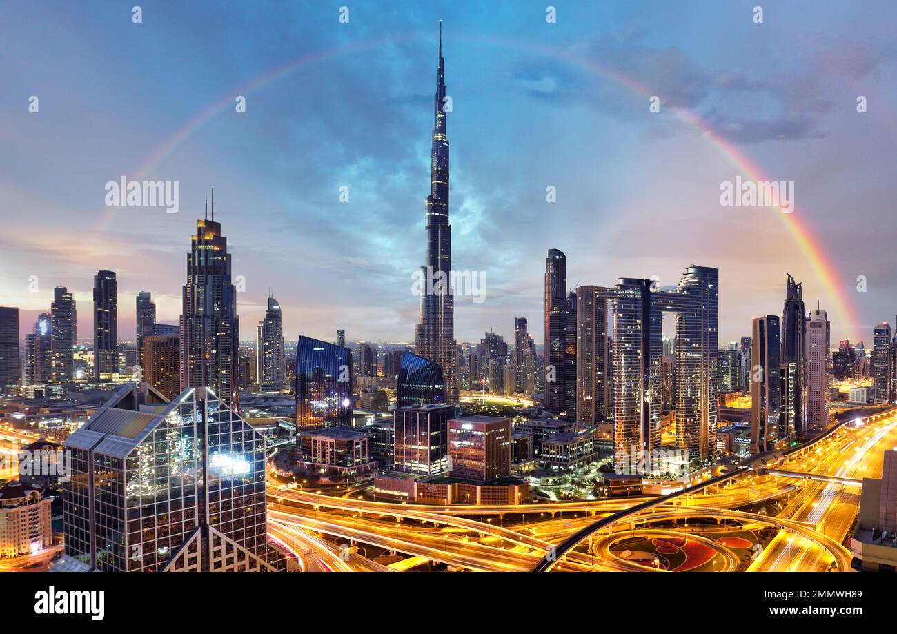 Arc-en-ciel au-dessus des gratte-ciel de Dubaï avec Burj Khalifa, Émirats arabes Unis Banque D'Images