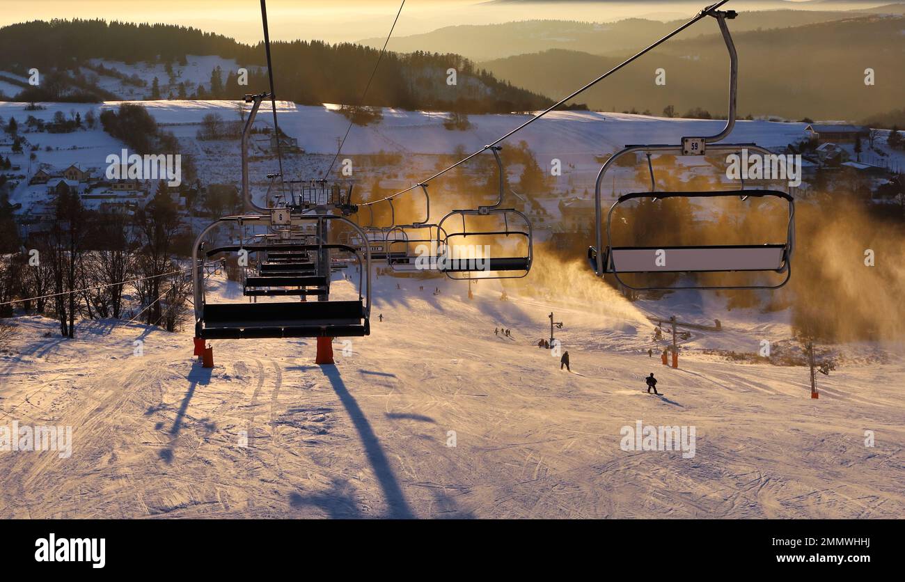 Station de ski, skieurs sur les remontées mécaniques, pins blancs à l'aube ou au coucher du soleil rose, Krahule Slovaquie Banque D'Images