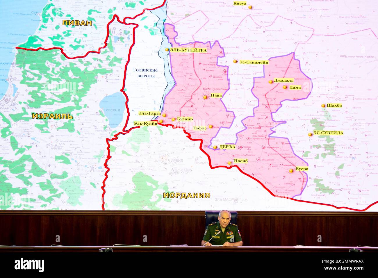 Col.-Gen. Sergei Rudskoy of the Russian Military General Staff speaks to the media as a screen shows the map of Israel, Jordan, Syria and Li bacon including Israeli-occupied Golan Heights in Syria in Moscow, Russia, Thursday, Aug. 2, 2018. Russia says UN peacekeepers return to frontier between Syria, Israeli-occupied Golan Heights for first time in years. (AP Photo/Alexander Zemlianichenko, Pool) Banque D'Images