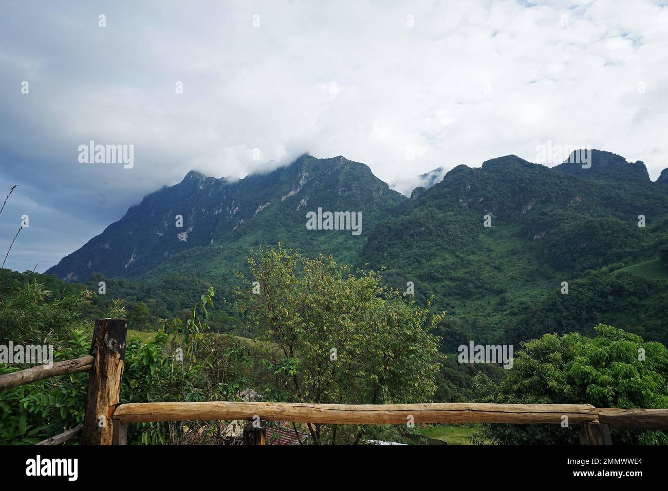 Vue sur le paysage naturel de la chaîne de montagnes verdoyantes et ciel nuageux depuis le balcon de l'hôtel Banque D'Images