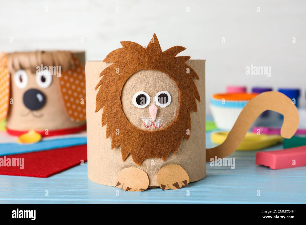 Lion jouet en rouleau de papier toilette sur table en bois bleu Photo Stock  - Alamy