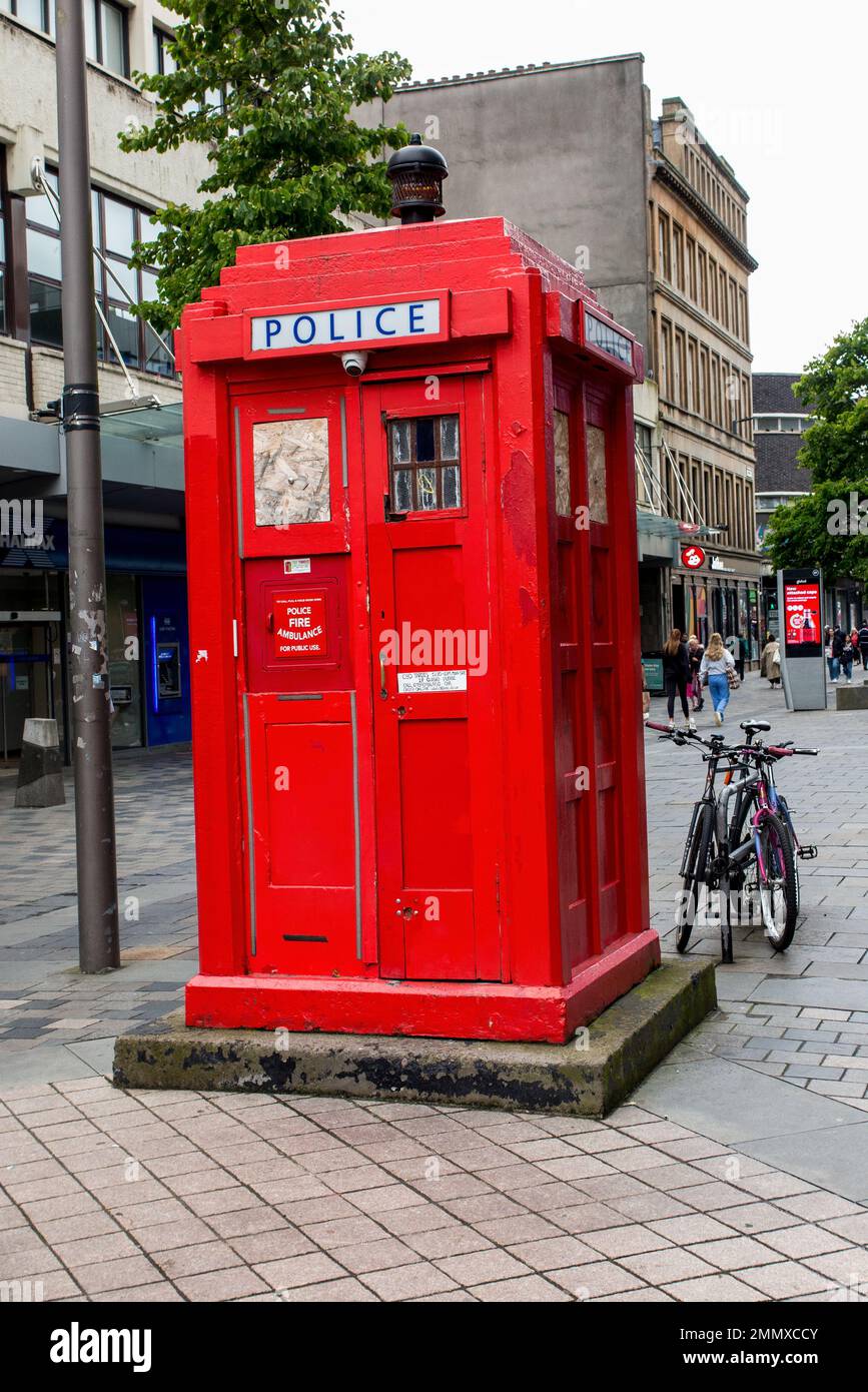 Boîte de police emblématique réutilisée peinte en rouge et vendant de l'huile du quartier des affaires sur Sauchiehall Street, Glasgow, Écosse Banque D'Images