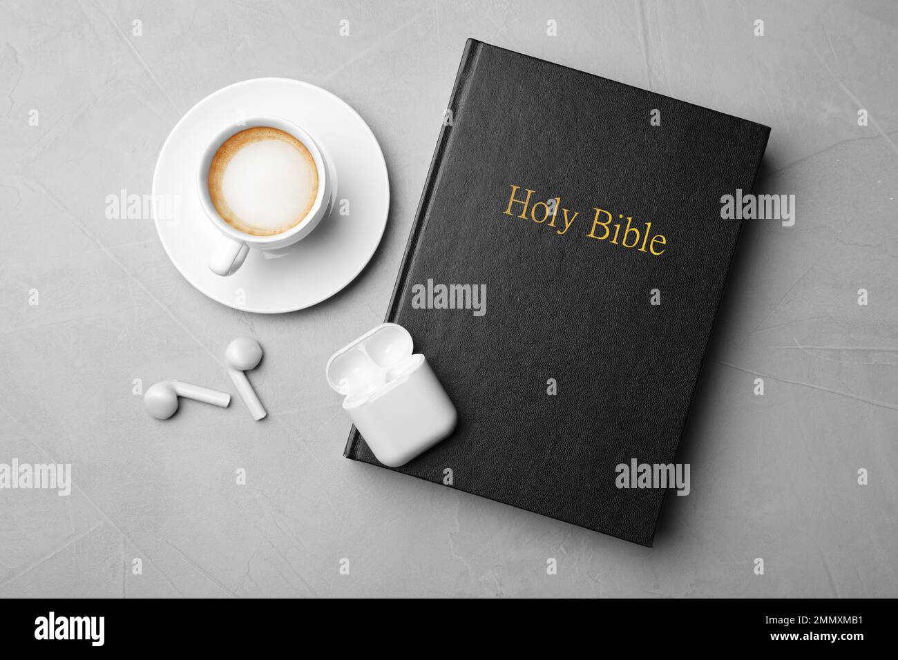 Bible, tasse de café et écouteurs sur fond gris clair, plat. Livre audio  religieux Photo Stock - Alamy