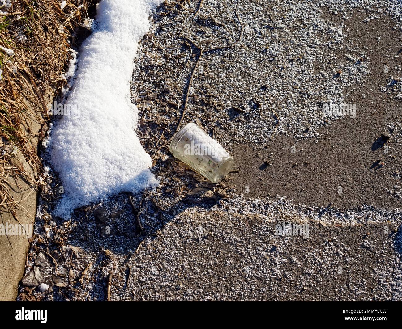 Verre vide de vodka jeté dans la neige, Moscou Banque D'Images