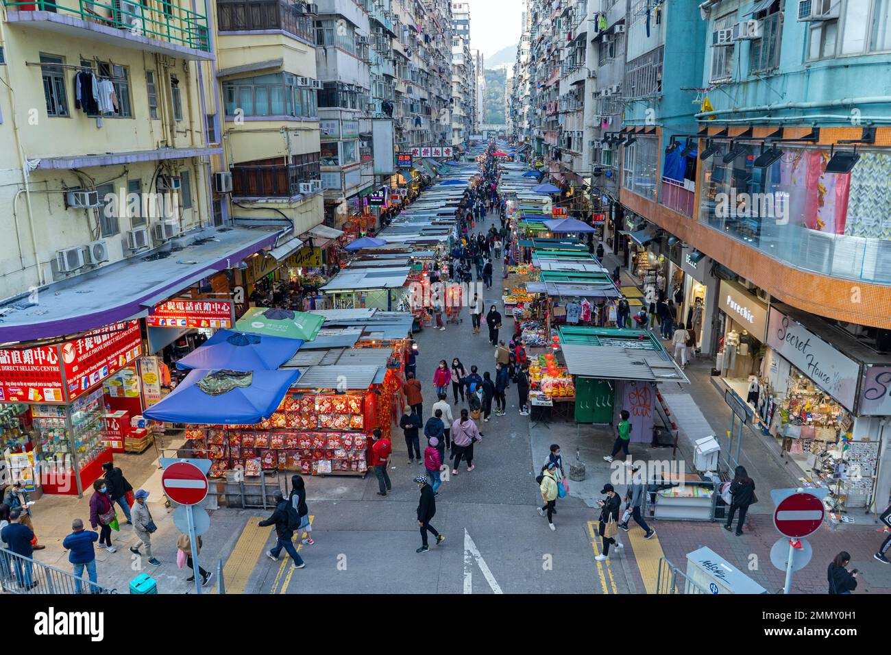 Hong Kong - décembre 2022 - vue imprenable sur le marché de Mong Kok Banque D'Images