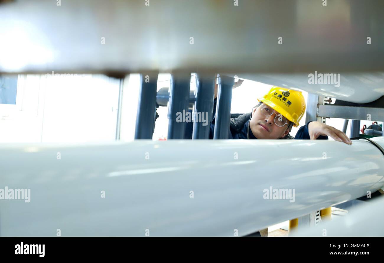 ZHANGYE, CHINE - le 29 JANVIER 2023 - des travailleurs vérifient le fonctionnement d'une unité de traitement des eaux usées à la centrale de biomasse de Zhangye Huaxi Energy à Ganzh Banque D'Images