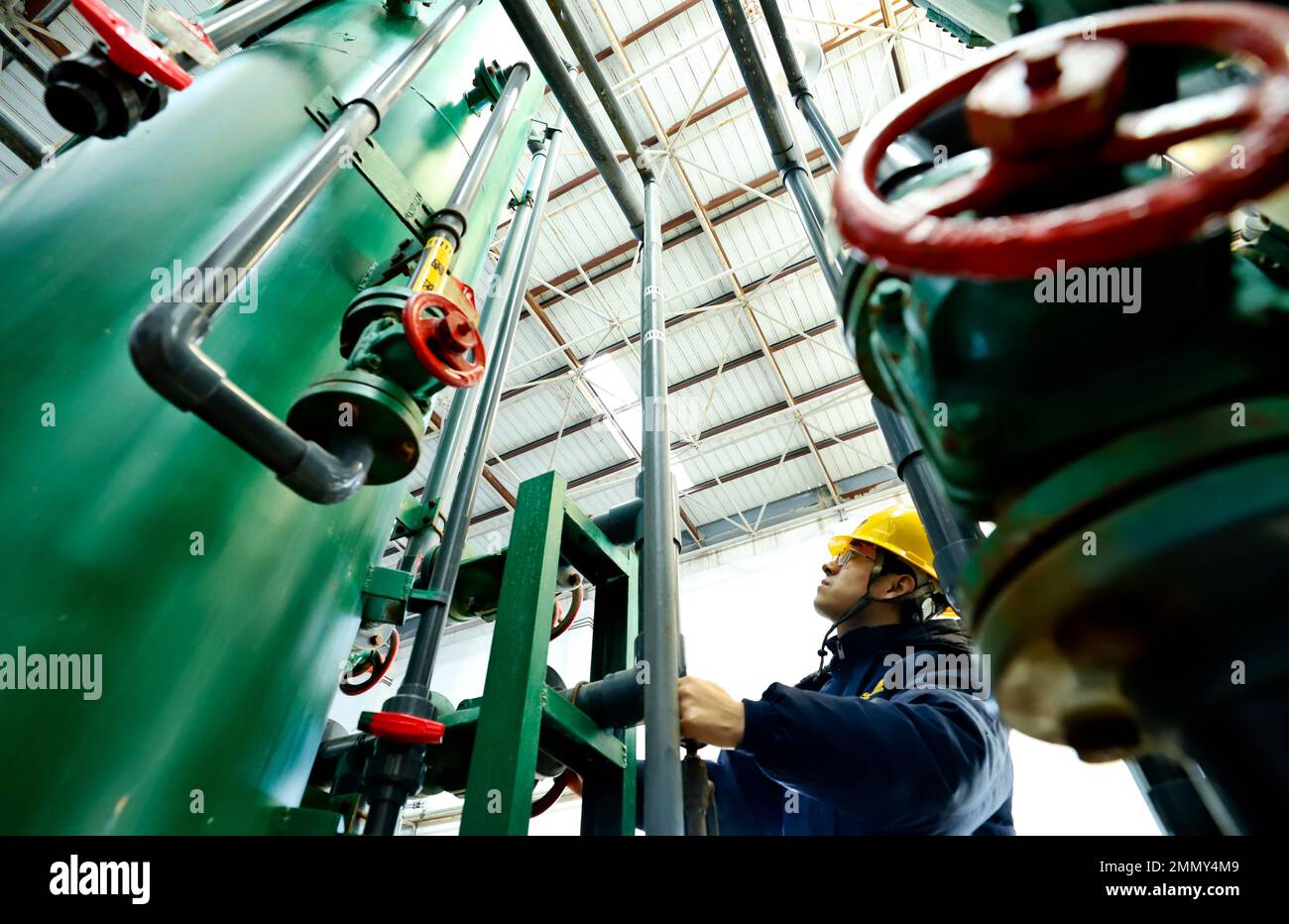 ZHANGYE, CHINE - le 29 JANVIER 2023 - des travailleurs vérifient le fonctionnement d'une unité de traitement des eaux usées à la centrale de biomasse de Zhangye Huaxi Energy à Ganzh Banque D'Images