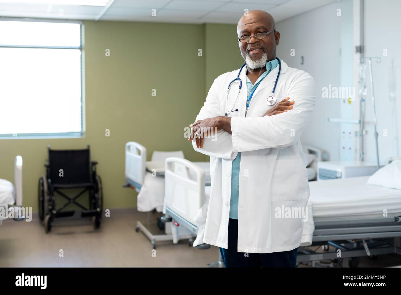 Portrait d'un homme afro-américain heureux travaillant à l'hôpital Banque D'Images