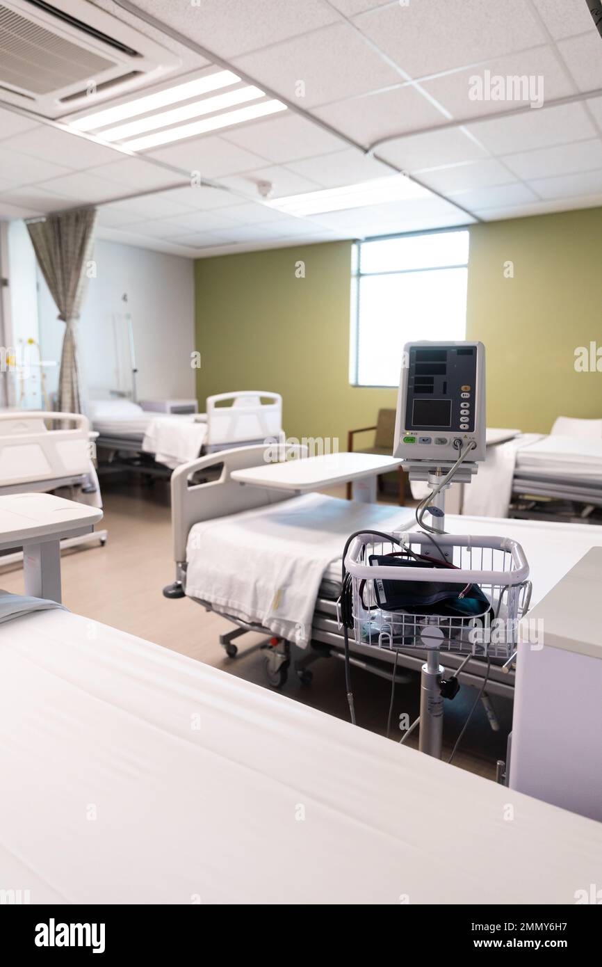 Vue générale de la chambre avec lits et équipement médical à l'hôpital Banque D'Images