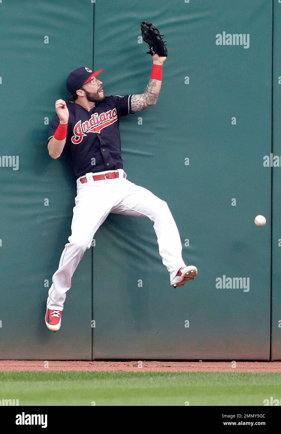 Cleveland Indians' Tyler Naquin jumps on the wall but can't get to the ball hit by Pittsburgh Pirates' Corey Dickerson in the second inning of a baseball game, Tuesday, July 24, 2018, in Cleveland. Dickerson hit a two-run triple. (AP Photo/Tony Dejak) Banque D'Images