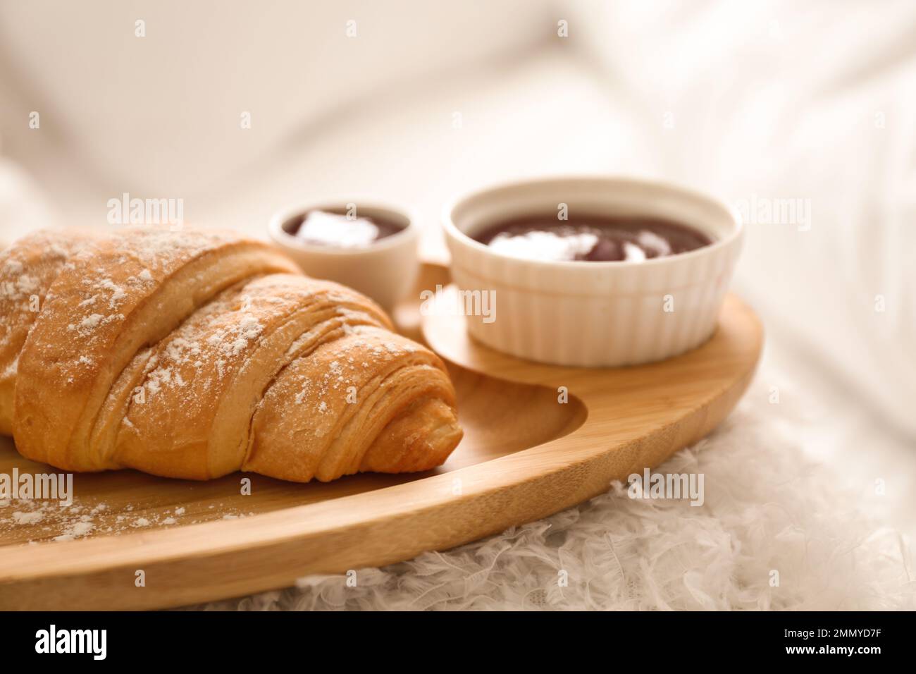 Délicieux croissant et confiture sur le plateau, gros plan. Délicieux repas du matin Banque D'Images