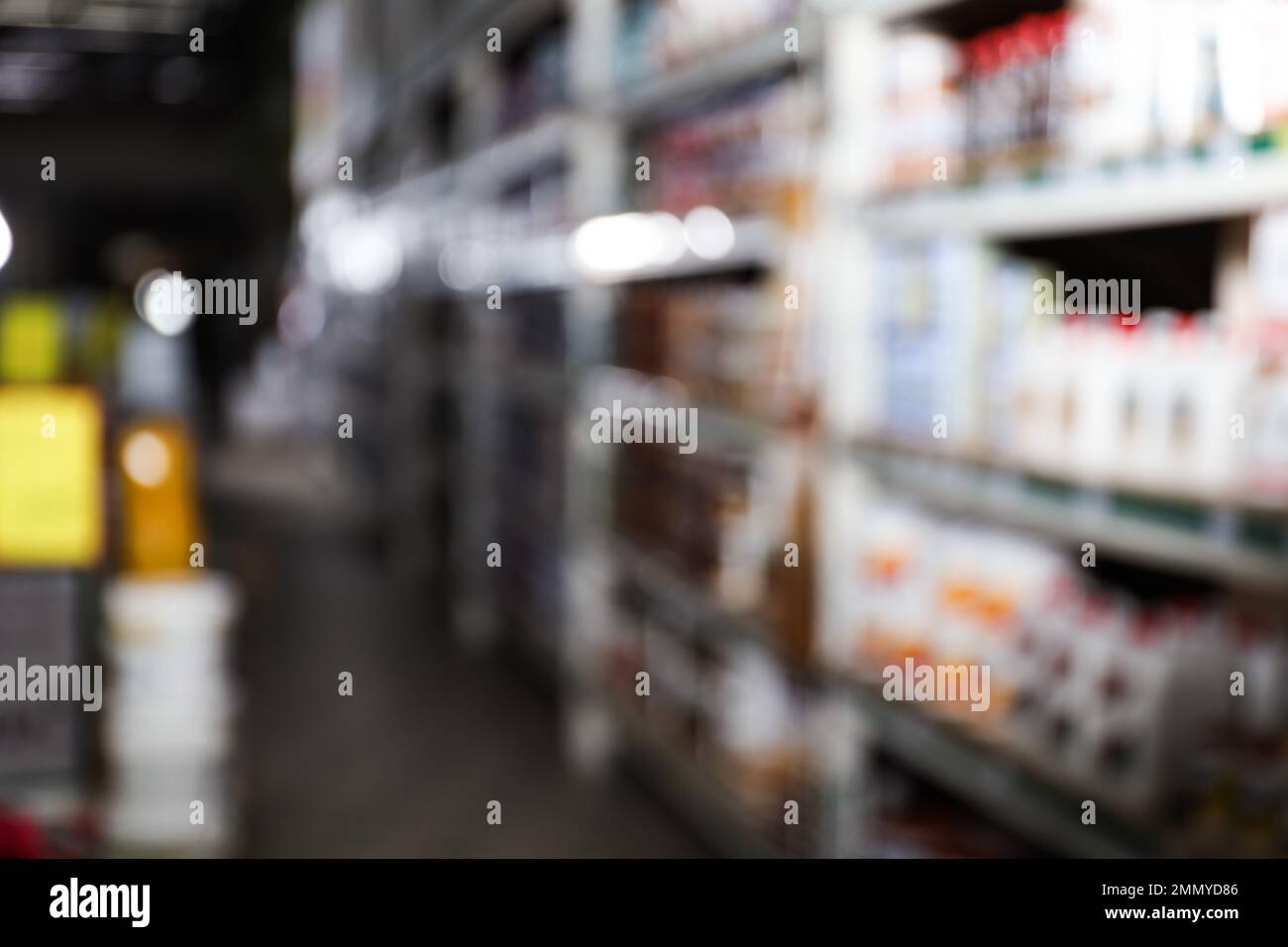 Vue floue des supports de stockage avec différents matériaux de construction dans l'entrepôt de gros Banque D'Images