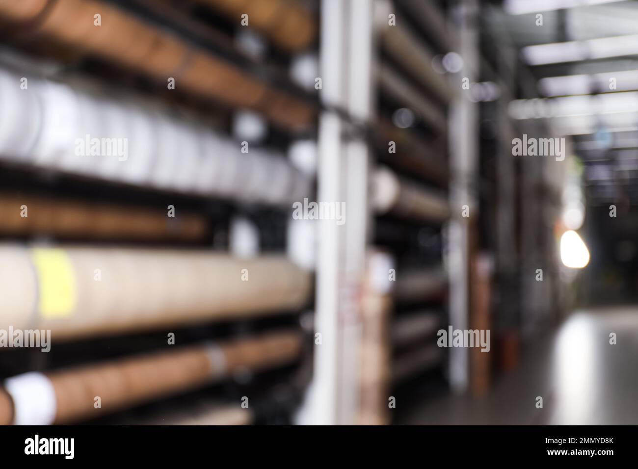 Vue floue des supports de stockage avec différents matériaux de construction dans l'entrepôt de gros Banque D'Images