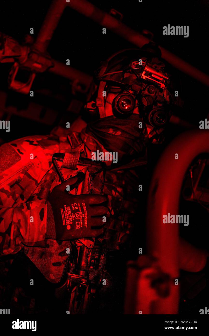 Un Royal Marine du Royaume-Uni du 45 Commando est assis dans un véhicule tout-terrain Razor lors d'une mission d'entraînement d'incendie en direct à la zone d'entraînement de Grafenwöhr, Allemagne, le 22 septembre 2022. Cet exercice mené par les forces spéciales vise à améliorer leur capacité à travailler avec les forces du commando du Royaume-Uni en temps de crise. Banque D'Images