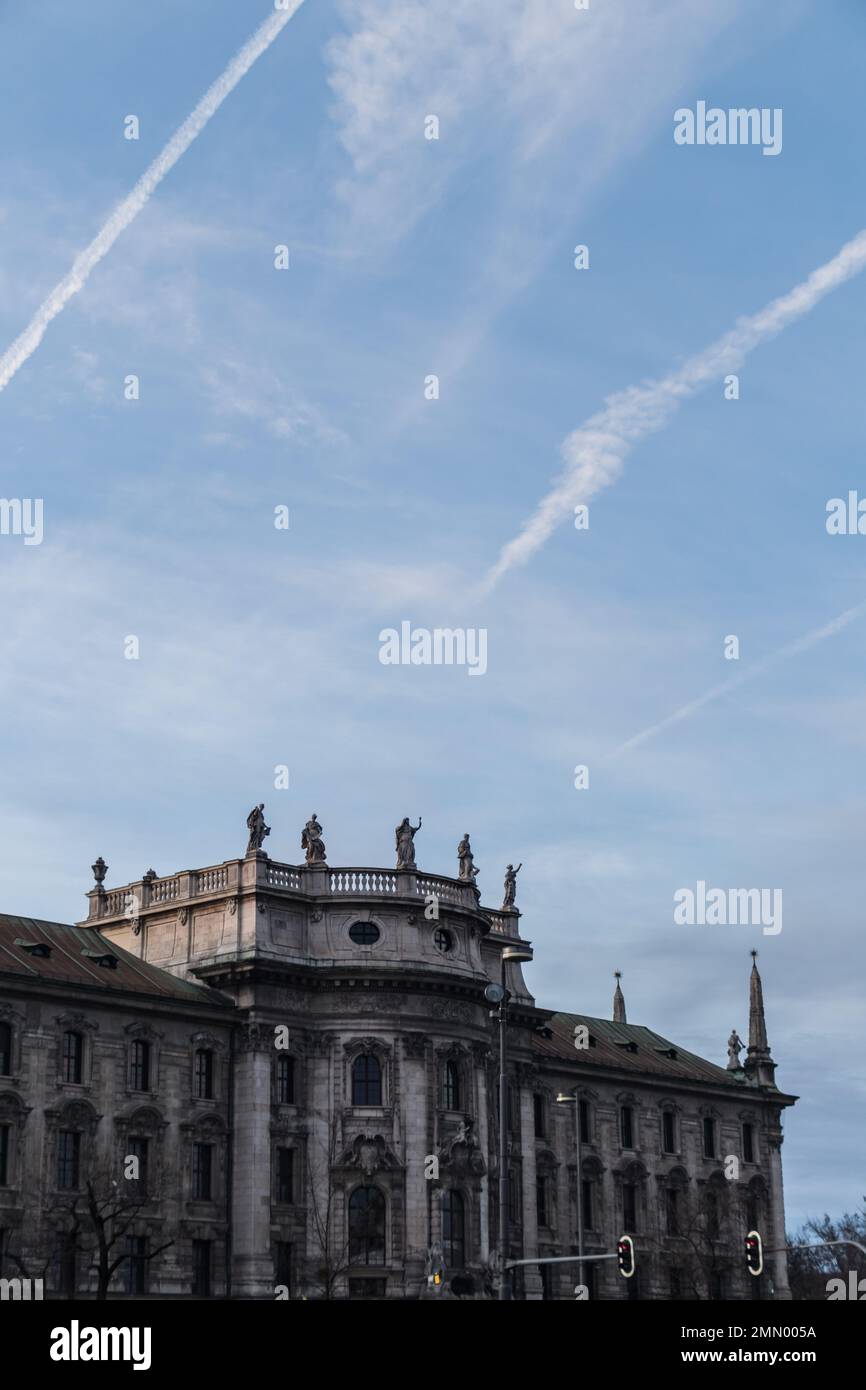 Ciel au-dessus d'un bâtiment ancien Banque D'Images