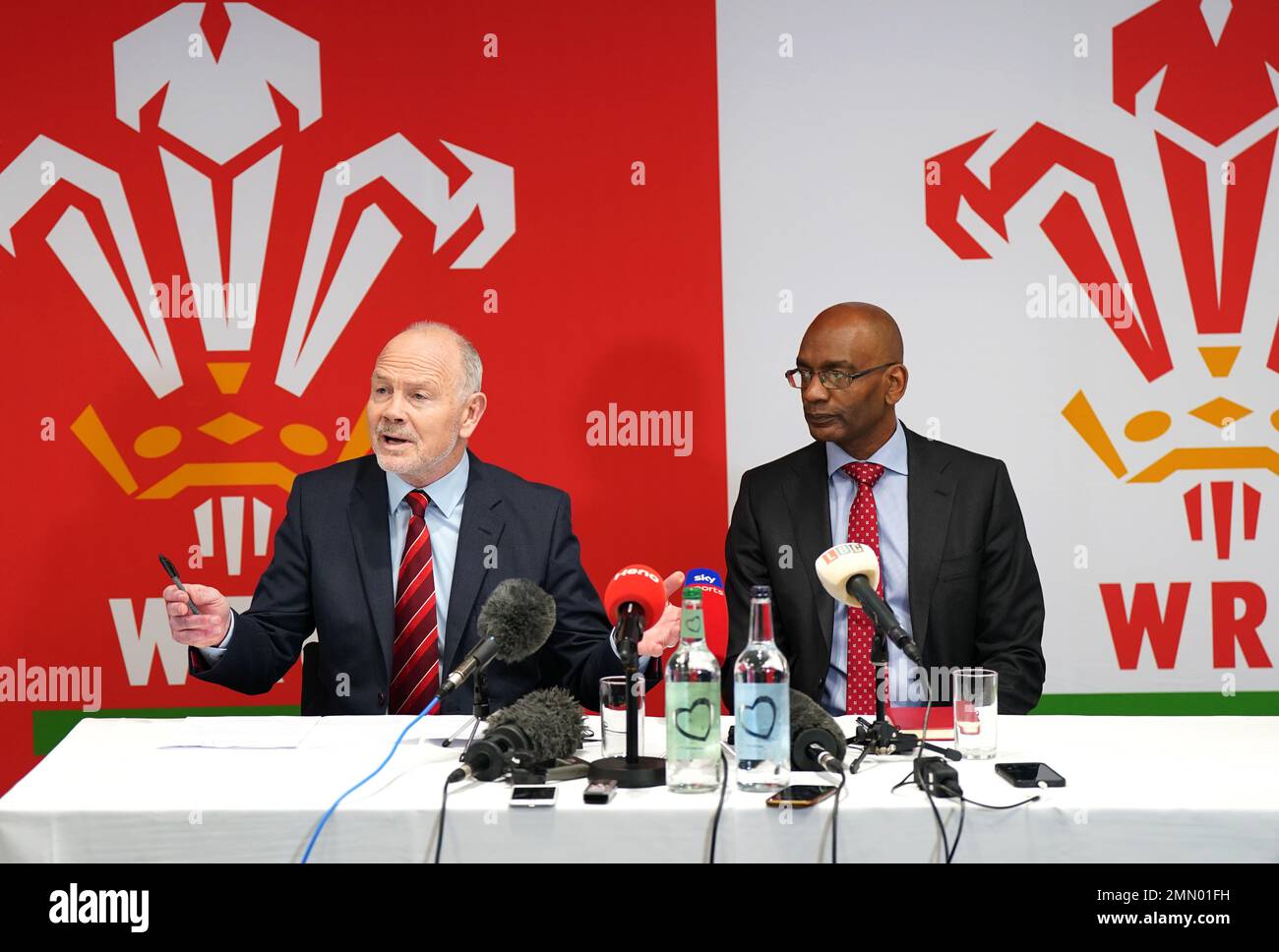 Ieuan Evans, président de la Welsh Rugby Union (à gauche) et Nigel Walker, directeur général par intérim, lors d'une conférence de presse au stade de la Principauté de Cardiff. Ieuan Evans s'est engagé à rester à la présidence de l'Union galloise de rugby malgré les allégations d'une « culture toxique » au sein de l'organisation qui a entraîné la démission du directeur général Steve Phillips dimanche. La démission de Phillips a eu lieu après une semaine mouvementée dans le rugby gallois à la suite d'un documentaire faisant état d'allégations de misogynie, de sexisme, de racisme et d'homophobie au sein de l'organe dirigeant du jeu au pays de Galles. Date de la photo: Lundi 30 janvier 2023. Banque D'Images