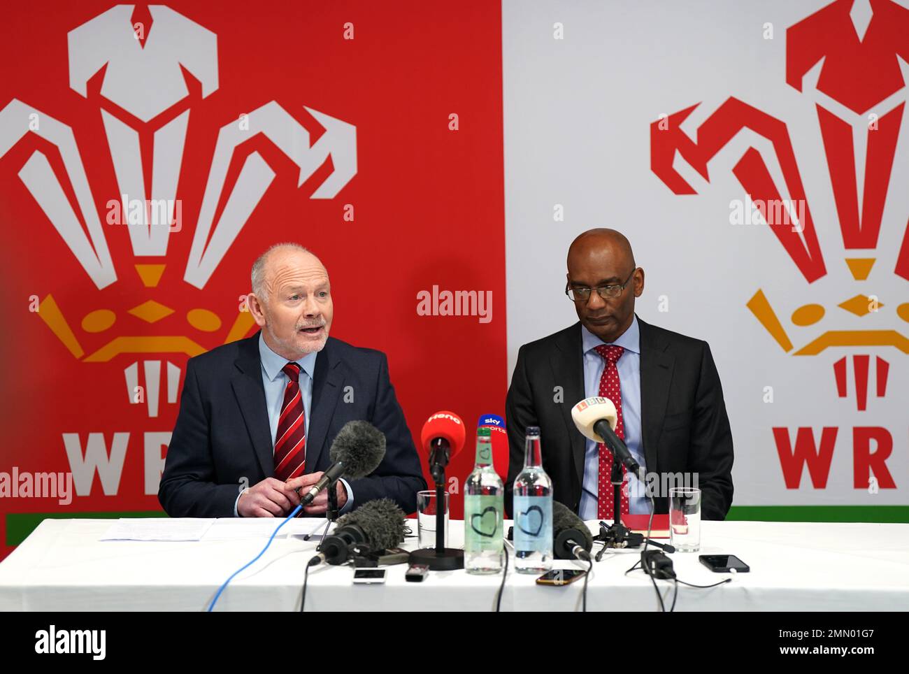 Ieuan Evans, président de la Welsh Rugby Union (à gauche) et Nigel Walker, directeur général par intérim, lors d'une conférence de presse au stade de la Principauté de Cardiff. Ieuan Evans s'est engagé à rester à la présidence de l'Union galloise de rugby malgré les allégations d'une « culture toxique » au sein de l'organisation qui a entraîné la démission du directeur général Steve Phillips dimanche. La démission de Phillips a eu lieu après une semaine mouvementée dans le rugby gallois à la suite d'un documentaire faisant état d'allégations de misogynie, de sexisme, de racisme et d'homophobie au sein de l'organe dirigeant du jeu au pays de Galles. Date de la photo: Lundi 30 janvier 2023. Banque D'Images