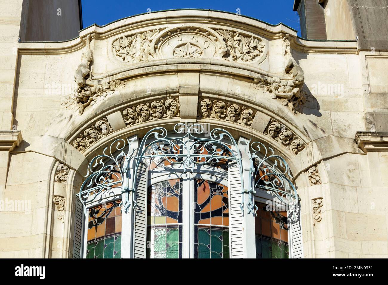 France, Meurthe et Moselle, Nancy, détail de la façade de la maison de Gaudin construite par l'architecte Georges Biet en 1899 située 97 rue Charles III pour le marchand de cuir Alphonse Gaudin, L'un des premiers bâtiments de style Art Nouveau Ecole de Nancy avec la première fenêtre en vitraux connue de Jacques Gruber appelée Tulipier (l'arbre de tulipe), basse frise de relief représentant les plantes d'Eugene Vallon Banque D'Images