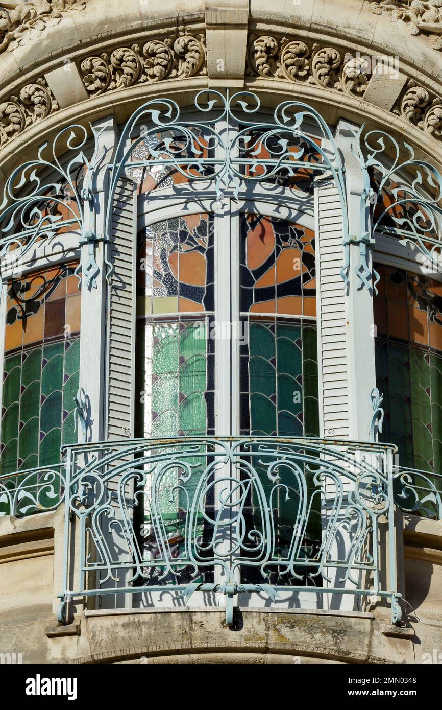 France, Meurthe et Moselle, Nancy, détail de la façade de la maison de Gaudin construite par l'architecte Georges Biet en 1899 située 97 rue Charles III pour le marchand de cuir Alphonse Gaudin, L'un des premiers bâtiments de style Art Nouveau Ecole de Nancy avec la première fenêtre en vitraux connue de Jacques Gruber appelée Tulipier (l'arbre de tulipe), basse frise de relief représentant les plantes d'Eugene Vallon Banque D'Images