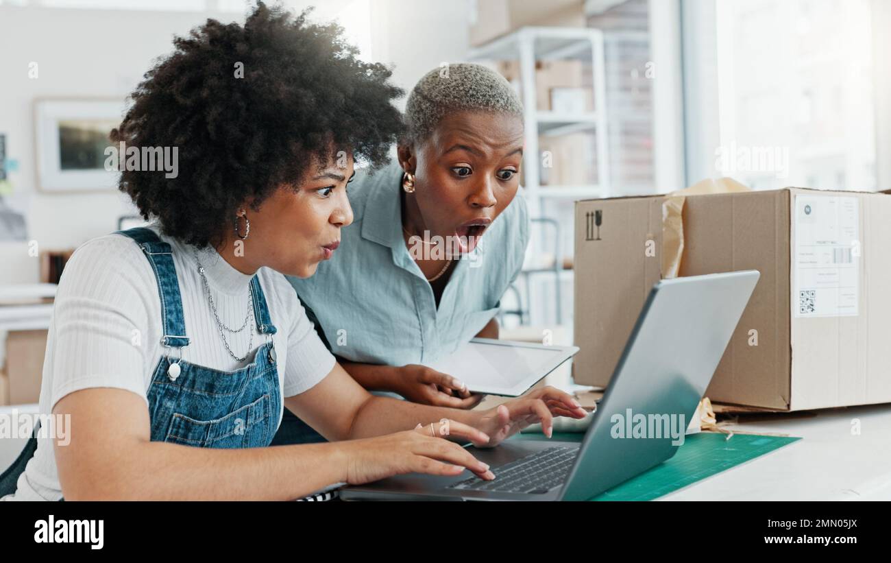 Les femmes surprises, choquées et excitées ont l'air stupéfait et montrant une expression heureuse assis dans leur bureau. Deux entrepreneurs professionnels noirs Banque D'Images