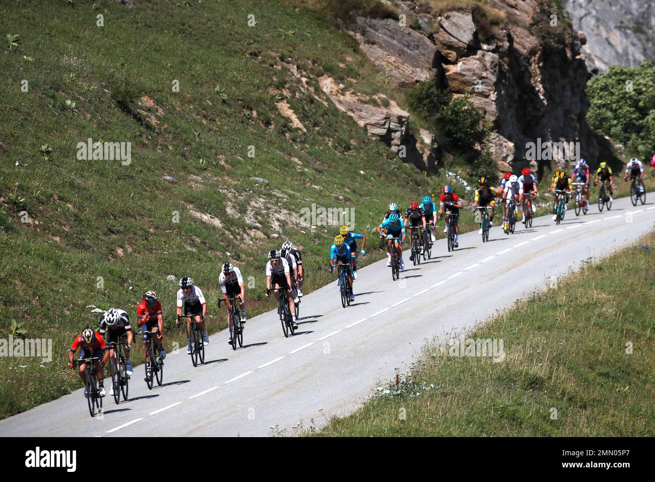 The group of leaders with Netherlands' Tom Dumoulin, Italy's Vincenzo Nibali, Britain's Geraint Thomas and Britain's Chris Froome speeds downhill during the eleventh stage of the Tour de France cycling race over 108.5 kilometers (67.4 miles) with start in Albertville and finish in La Rosiere Espace San Bernardo, France. (AP Photo/Christophe Ena) Banque D'Images