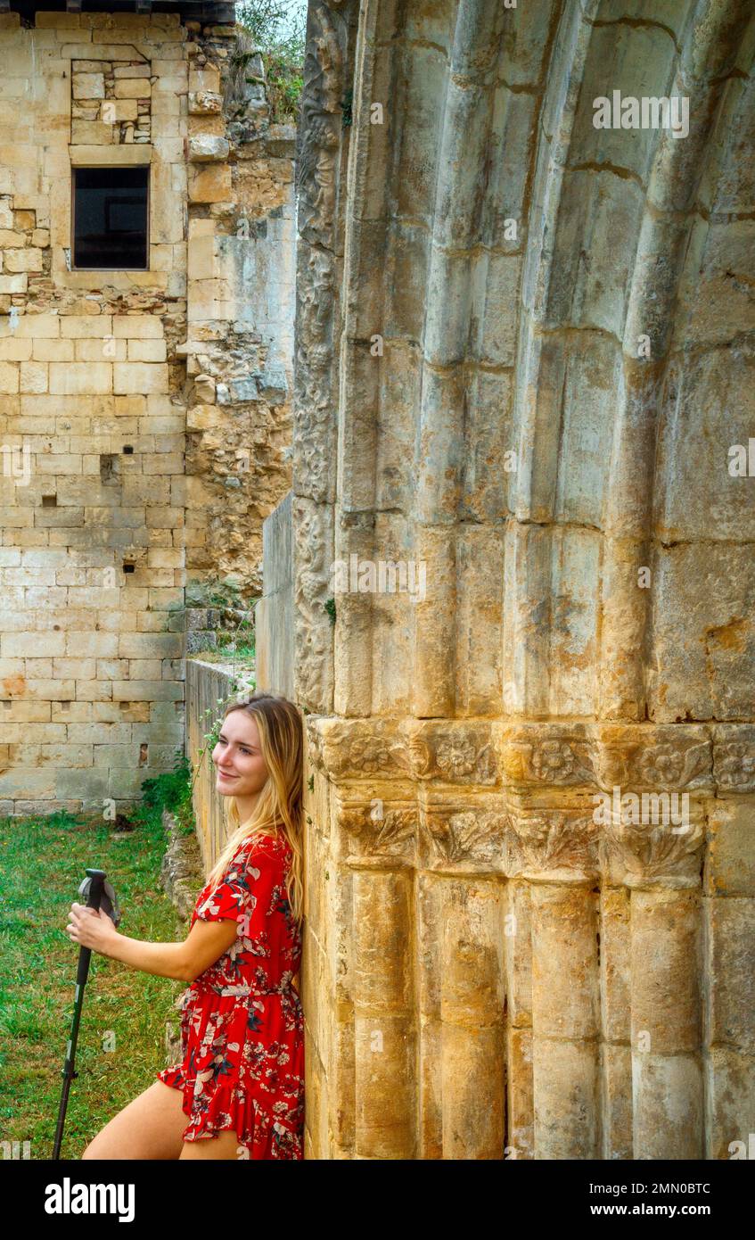 France, haute Garonne, Proupiaire, Abbaye de Bonnefont, portrait d'une jeune femme dans les vestiges de l'abbaye en été Banque D'Images