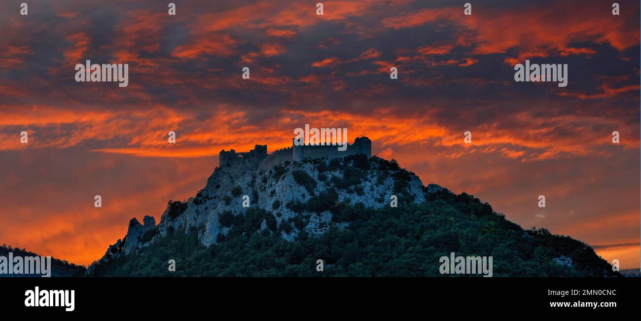 France, Aude, Corbières Parc naturel régional des Fenouilledes, Puilaurens, Château de Puilaurens, classé au patrimoine mondial de l'UNESCO, château à la lumière sur un pic rocheux au crépuscule Banque D'Images