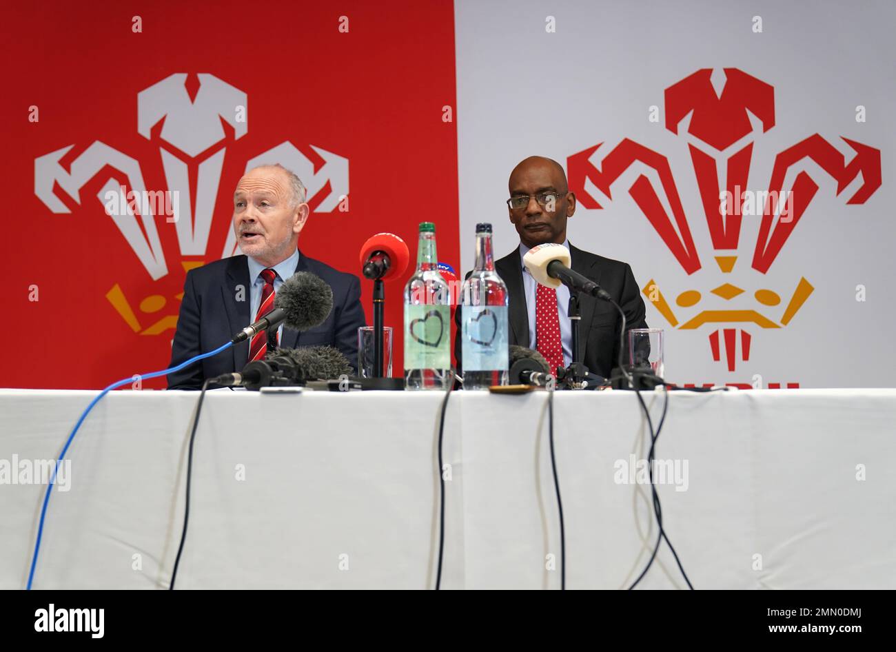 Ieuan Evans, président de la Welsh Rugby Union (à gauche) et Nigel Walker, directeur général par intérim, lors d'une conférence de presse au stade de la Principauté de Cardiff. Ieuan Evans s'est engagé à rester à la présidence de l'Union galloise de rugby malgré les allégations d'une « culture toxique » au sein de l'organisation qui a entraîné la démission du directeur général Steve Phillips dimanche. La démission de Phillips a eu lieu après une semaine mouvementée dans le rugby gallois à la suite d'un documentaire faisant état d'allégations de misogynie, de sexisme, de racisme et d'homophobie au sein de l'organe dirigeant du jeu au pays de Galles. Date de la photo: Lundi 30 janvier 2023. Banque D'Images