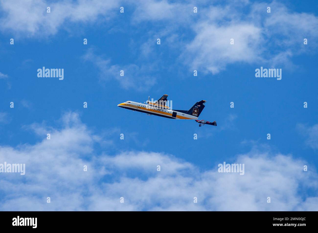 Une US Air Force C-17 Globemaster III avec l'équipe de démonstration C-17 West Coast effectue une démonstration aérienne pendant le salon aéronautique Miramar de la Marine corps Air Station 2022 au MCAS Miramar, San Diego, Californie, le 24 septembre 2022. L'équipe de démonstration du C-17, stationnée à la base conjointe Lewis-McChord, Washington, a été créée en 2019 et participe à des spectacles aériens aux États-Unis afin de présenter les capacités du C-17 et de représenter la Force aérienne par le biais de la sensibilisation communautaire. Le thème du MCAS Miramar Air Show 2022, « les Marines combattent, évoluent et gagneront », reflète la modernisation continue des corps des Marines Banque D'Images