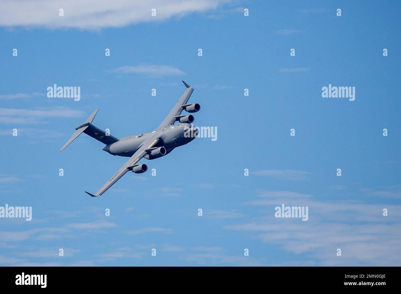 Une US Air Force C-17 Globemaster III avec l'équipe de démonstration C-17 West Coast effectue une démonstration aérienne pendant le salon aéronautique Miramar de la Marine corps Air Station 2022 au MCAS Miramar, San Diego, Californie, le 24 septembre 2022. L'équipe de démonstration du C-17, stationnée à la base conjointe Lewis-McChord, Washington, a été créée en 2019 et participe à des spectacles aériens aux États-Unis afin de présenter les capacités du C-17 et de représenter la Force aérienne par le biais de la sensibilisation communautaire. Le thème du MCAS Miramar Air Show 2022, « les Marines combattent, évoluent et gagneront », reflète la modernisation continue des corps des Marines Banque D'Images