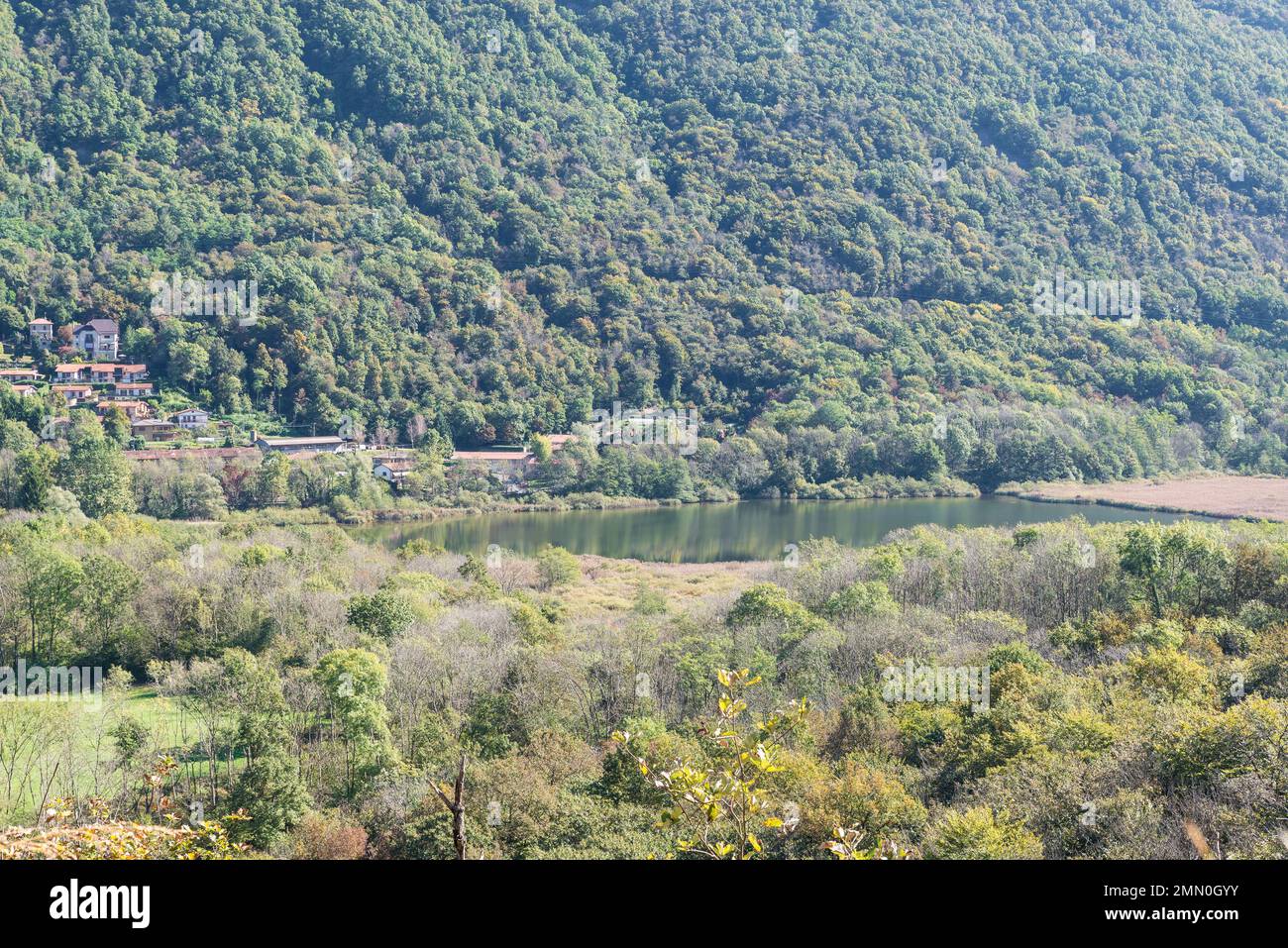 Réserve naturelle du lac Ganna située dans le Parc régional de Campo dei Fiori, province de Varèse, Italie. Sur la gauche, le petit village de Ganna Banque D'Images