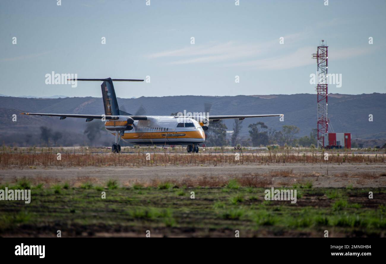 Une US Air Force C-17 Globemaster III avec l'équipe de démonstration C-17 West Coast se prépare à prendre son envol lors du salon aéronautique Miramar de la Marine corps 2022 au MCAS Miramar, San Diego, Californie, le 24 septembre 2022. L'équipe de démonstration du C-17, stationnée à la base conjointe Lewis-McChord, Washington, a été créée en 2019 et participe à des spectacles aériens aux États-Unis afin de présenter les capacités du C-17 et de représenter la Force aérienne par le biais de la sensibilisation communautaire. Le thème du MCAS Miramar Air Show 2022, « les Marines combattent, évoluent et gagneront », reflète les efforts de modernisation en cours du corps des Marines à prepar Banque D'Images