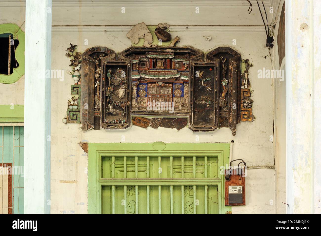 Georgetown, Penang, Malaisie - novembre 2012 : une belle maison en bois antique en ruines au-dessus d'une maison de boutiques du patrimoine dans la ville de Penang. Banque D'Images