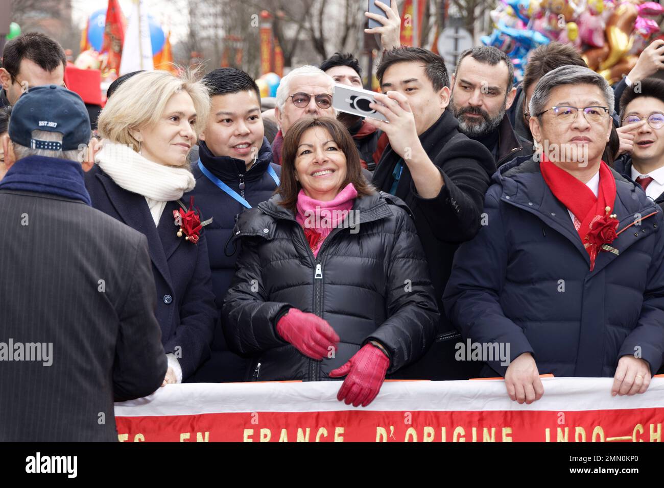 Paris, France. 29th janvier 2023. Valérie Pécresse, Anne Hidalgo et Chen Dong assistent au défilé du nouvel an chinois qui célèbre le lapin de cette année. Banque D'Images