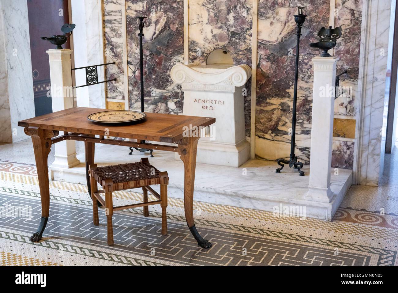 France, Alpes-Maritimes, Beaulieu-sur-Mer, villa de style néo-grec Kerylos construite en 1908 par l'architecte Emmanuel Pontremoli, le salon Andron ou pour hommes, table traditionnelle à trois pattes et autel Banque D'Images