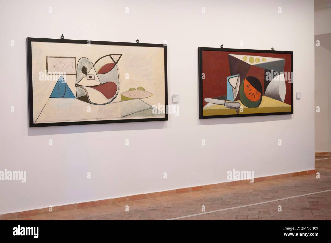 France, Alpes Maritimes, Antibes, Antibes Musée Picasso, une des salles d'exposition au premier étage du château Grimaldi, à gauche, encore vie avec compote de raisin, guitare et assiette avec deux pommes, 1946, peinture oléorésine et charbon de bois sur contreplaqué, à droite, nature morte à la pastèque, 1946, peinture oléorésine sur contreplaqué Banque D'Images