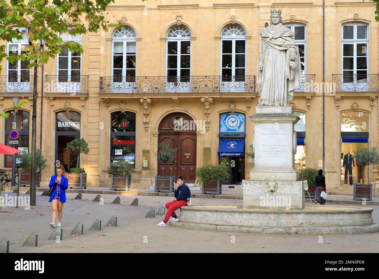 France, Bouches du Rhône, Aix en Provence, cours Mirabeau, Hôtel du poète (18th siècle) avec sa fontaine et la statue du roi René d'Anjou en face Banque D'Images