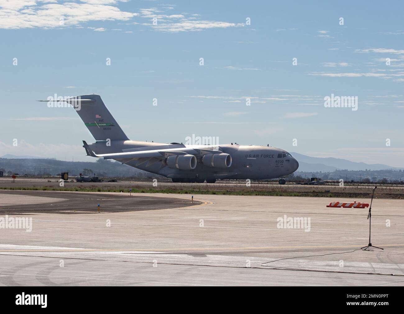 Une US Air Force C-17 Globemaster III avec l'équipe de démonstration C-17 West Coast effectue une démonstration aérienne pendant le salon aéronautique Miramar de la Marine corps Air Station 2022 au MCAS Miramar, San Diego, Californie, le 24 septembre 2022. L'équipe de démonstration du C-17, stationnée à la base conjointe Lewis-McChord, Washington, a été créée en 2019 et participe à des spectacles aériens aux États-Unis afin de présenter les capacités du C-17 et de représenter la Force aérienne par le biais de la sensibilisation communautaire. Le thème du MCAS Miramar Air Show 2022, « les Marines combattent, évoluent et gagneront », reflète la modernisation continue des corps des Marines Banque D'Images