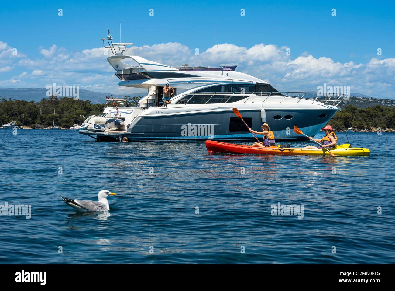 France, Alpes-Maritimes, Cannes, kayak dans les îles de Lérins, passage dans le tronçon de la mer entre les deux îles de l´intérieur, les îles de Saint-Honorat et Sainte-Marguerite Banque D'Images