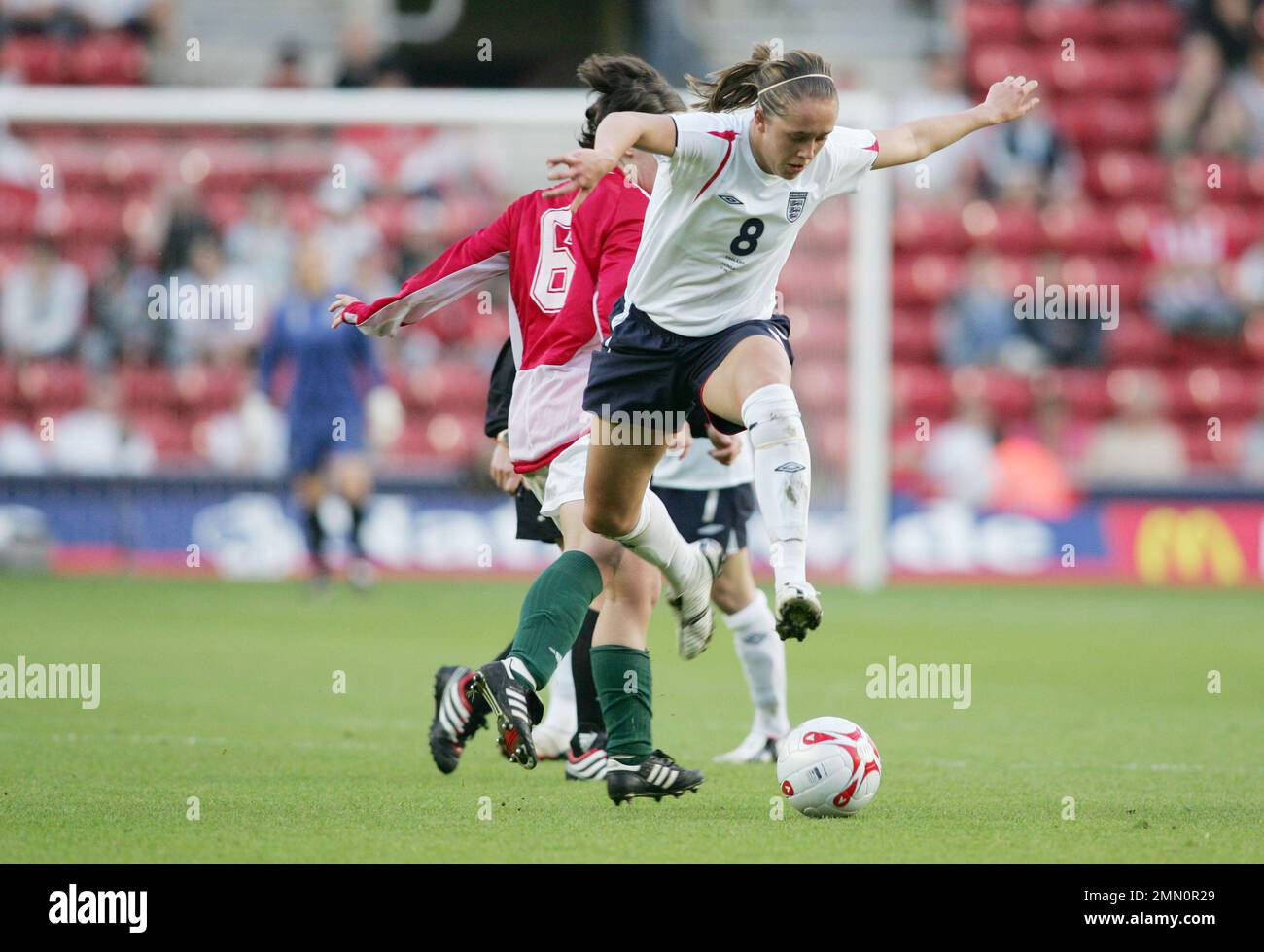 Angleterre contre Hongrie qualification de la coupe du monde 2006 pour le football féminin au stade St Marys de Southampton. Englolands Josanne Potter en action. L'image est liée par les restrictions de Dataco sur la façon dont elle peut être utilisée. UTILISATION ÉDITORIALE SEULEMENT aucune utilisation avec des fichiers audio, vidéo, données, listes de présentoirs, logos de clubs/ligue ou services « en direct » non autorisés. Utilisation en ligne limitée à 120 images, pas d'émulation vidéo. Aucune utilisation dans les Paris, les jeux ou les publications de club/ligue/joueur unique Banque D'Images