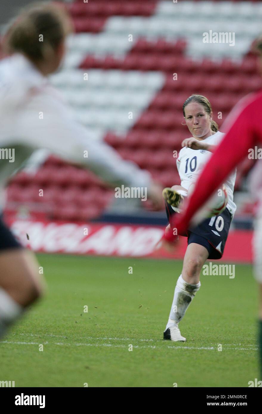 Angleterre contre Hongrie qualification de la coupe du monde 2006 pour le football féminin au stade St Marys de Southampton. Vicky Exley prend un coup de pied gratuit à partir duquel elle marque le premier but de l'Angleterre dans le jeu. L'image est liée par les restrictions de Dataco sur la façon dont elle peut être utilisée. UTILISATION ÉDITORIALE SEULEMENT aucune utilisation avec des fichiers audio, vidéo, données, listes de présentoirs, logos de clubs/ligue ou services « en direct » non autorisés. Utilisation en ligne limitée à 120 images, pas d'émulation vidéo. Aucune utilisation dans les Paris, les jeux ou les publications de club/ligue/joueur unique Banque D'Images