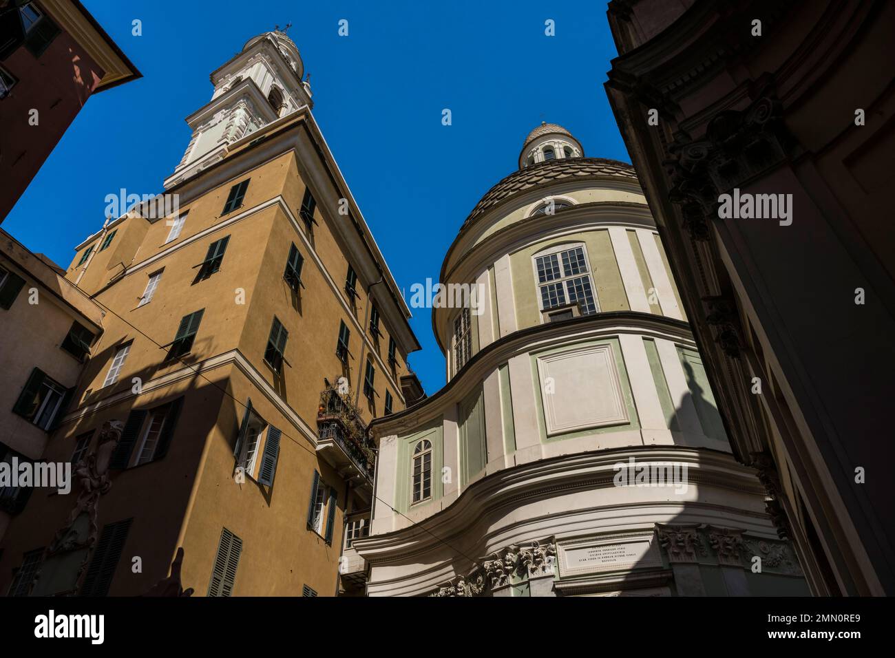Italie, Ligurie, Gênes, église de San Giorgio (Saint-Georges) dont le clocher a été construit sur le bâtiment voisin Banque D'Images