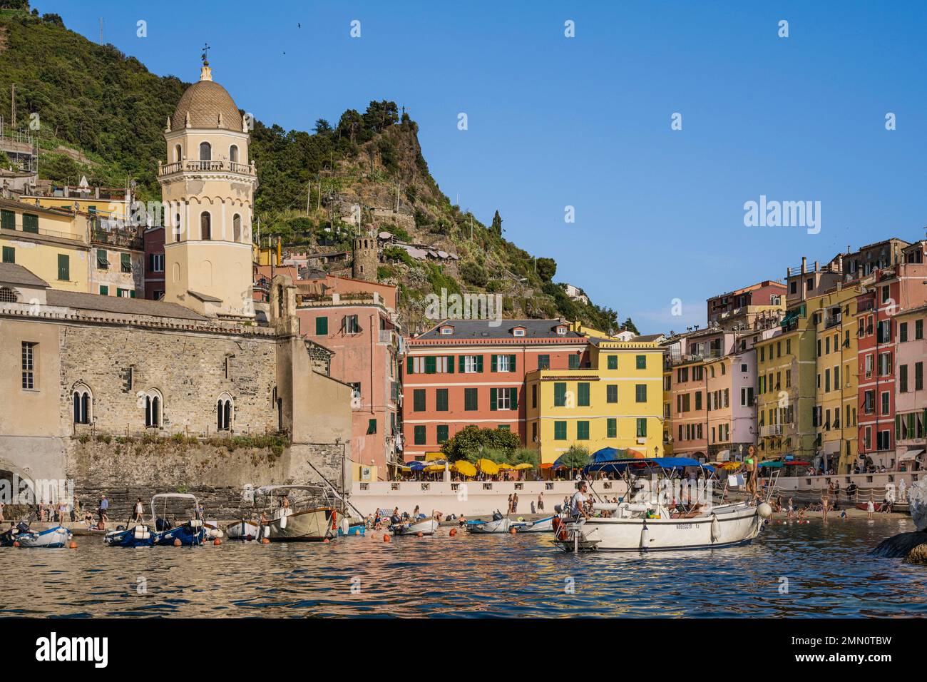 Italie, Ligurie, Parc National des Cinque Terre classé au patrimoine mondial de l'UNESCO, village de Vernazza, église paroissiale de Sainte-Marguerite d'Antioche (Santa Margherita) flanquée d'un haut clocher octogonal et de la plage dans le port sur la droite Banque D'Images