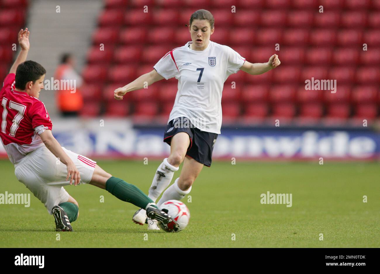 Angleterre contre Hongrie qualification de la coupe du monde 2006 pour le football féminin au stade St Marys de Southampton. Karen Carney en action. L'image est liée par les restrictions de Dataco sur la façon dont elle peut être utilisée. UTILISATION ÉDITORIALE SEULEMENT aucune utilisation avec des fichiers audio, vidéo, données, listes de présentoirs, logos de clubs/ligue ou services « en direct » non autorisés. Utilisation en ligne limitée à 120 images, pas d'émulation vidéo. Aucune utilisation dans les Paris, les jeux ou les publications de club/ligue/joueur unique Banque D'Images