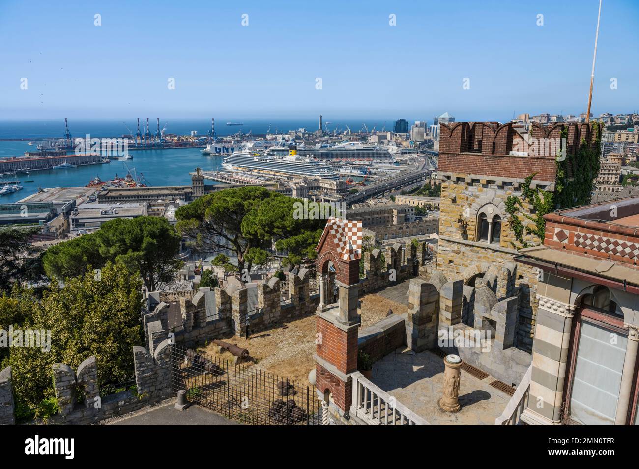 Italie, Ligurie, Gênes, Castello d'Albertis Museo delle Culture del Mondo, château d'Enrico Alberto d'Albertis, explorateur génois, navigateur et écrivain de voyage (1846-1932), Porto Antico (Vieux Port) et le port commercial en arrière-plan Banque D'Images