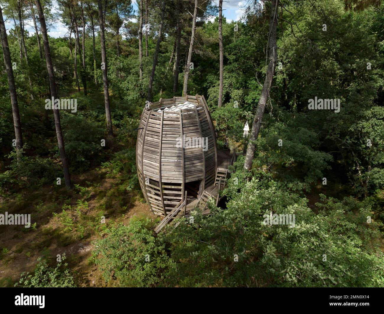 France, Gironde, Captieux, Parc naturel régional des Landes de Gascogne, France, Gironde (33), Captieux, Parc naturel régional des Landes de Gascogne, Capanes, Ecotourisme, cabanes dans les arbres (vue aérienne) Banque D'Images