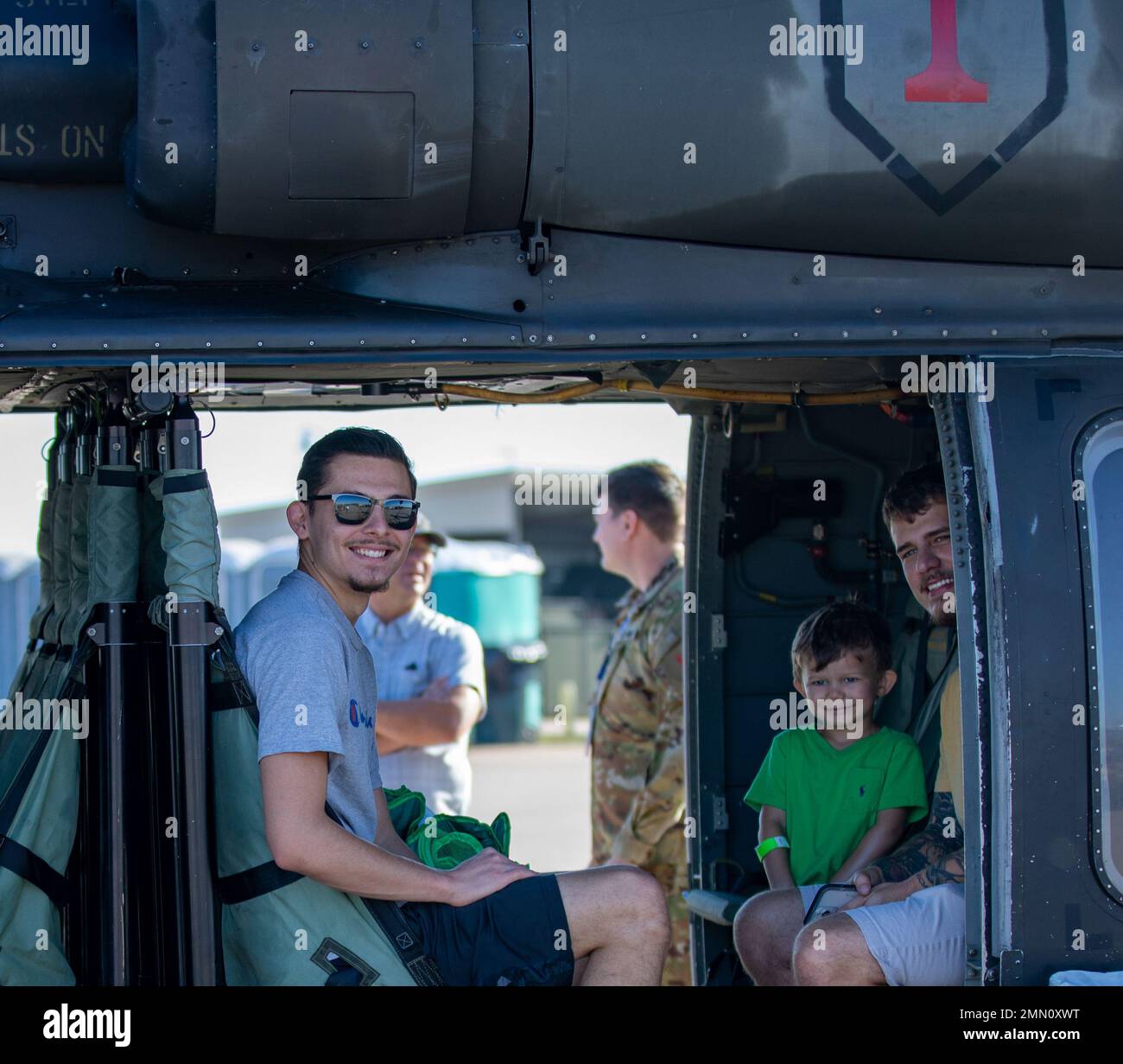 Les invités du spectacle aérien annuel Frontiers in Flight s'assoient dans un Faucon noir Sikorsky UH-60 affecté à la Brigade de l'aviation de combat 1st, 1st Division d'infanterie de la base aérienne de McConnell, Wichita, Kansas, 24 septembre 2022. L'ACR de 1st a participé à l'événement annuel de la branche conjointe pour la communauté locale. Banque D'Images