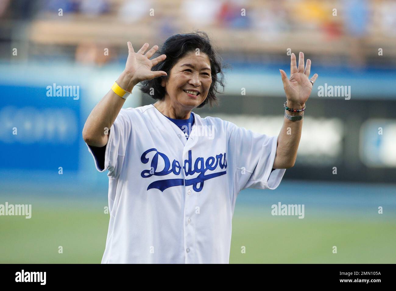 Los Angeles Dodgers]Dave Roberts' mom, Eiko, congratulates Kenta