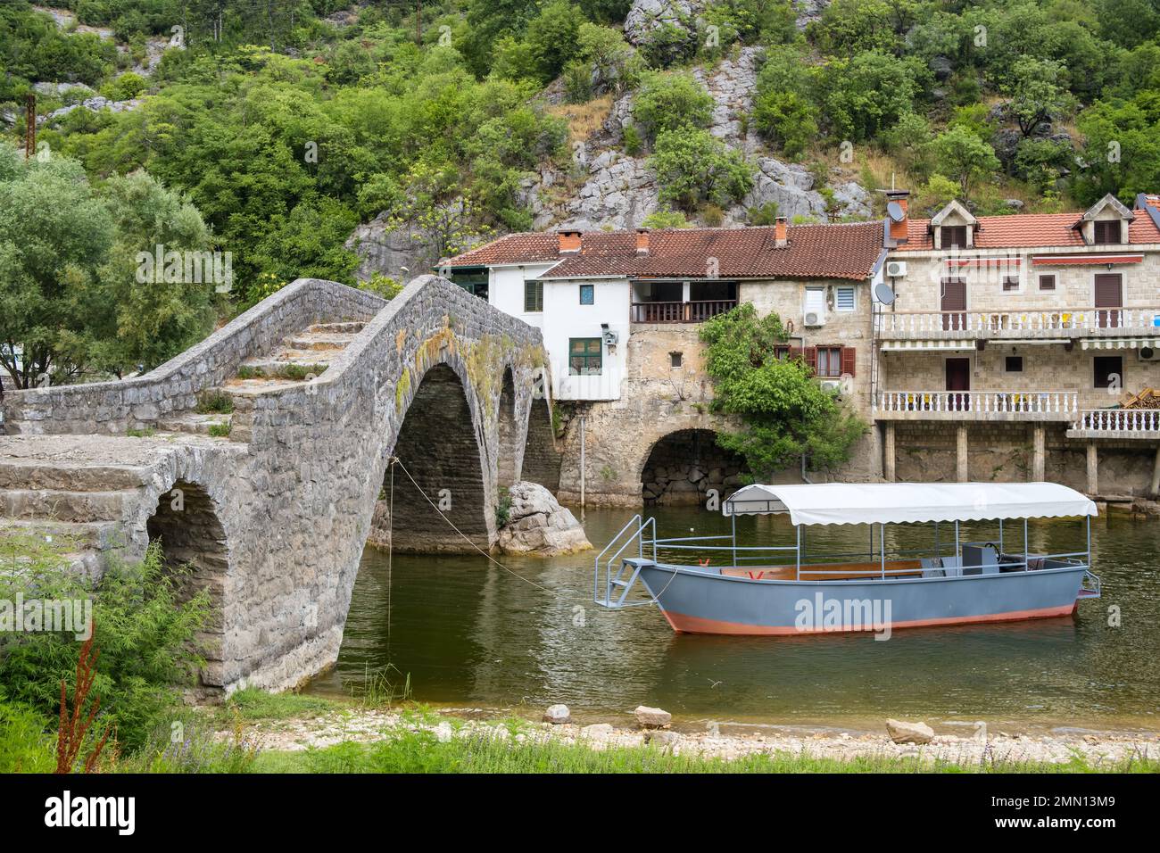 Pont voûté au-dessus de la rivière Crnojevica au Monténégro Banque D'Images